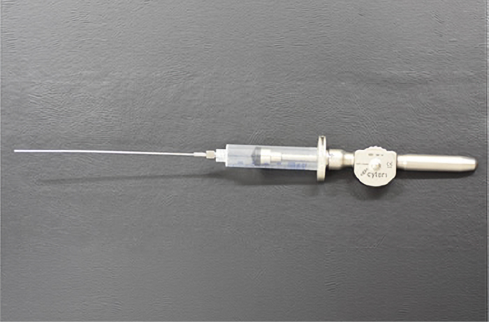 点状に散らして注入することで滑らかな仕上がりに